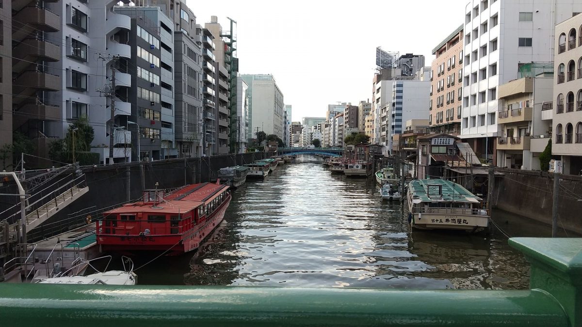 sumida yanagi bridge with boats